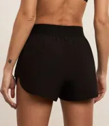 Short deportivo negro, modelo runner, con cintura elástica y calza interior.