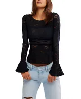 Blusa negra de encaje con mangas largas acampanadas y cuello redondo.