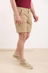 Bermuda color beige con bolsillos laterales tipo cargo, corte recto y cintura elástica.