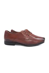 Zapato de vestir marrón de cuero con cordones y suela negra.