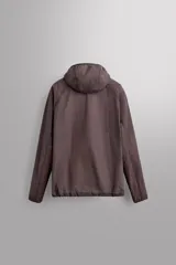 Cazadora marrón de tejido técnico ligero con partículas reflectantes. Tiene cuello alto con capucha elástica, mangas largas con puños elásticos, bolsillos frontales con cremallera en pecho y cadera, y cierre frontal con cremallera. Pertenece a la línea Zara Athleticz.