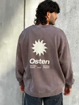 Buzo marrón con estampado en la espalda que incluye un sol, la palabra "Osten" y las frases "Empower Elevate Your" y "Boldness Strenght".