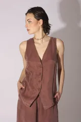 Chaleco marrón con escote en V y cierre frontal de botones.
