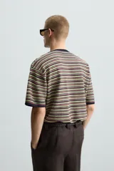 Camiseta regular fit de punto tejido con hilatura de algodón. Tiene cuello redondo, manga corta y acabados en rib.