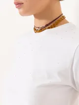 Remera blanca de algodón con calce clásico y mangas cortas. Presenta aplique hotfix en el delantero y logo bordado en la espalda.