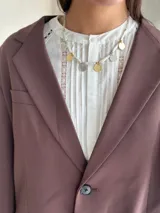 Collar corto con perlas de río naturales, cuentas metálicas de acero quirúrgico, medallitas bañadas en plata y oro y mostacillas. Se cierra con cadena de acero quirúrgico y ganchito para regular el largo.