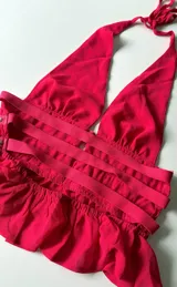 Top rojo con escote halter, confeccionado en microtul con detalle de tachas plateadas.