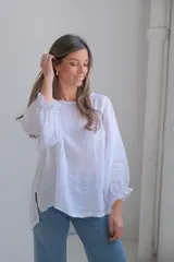 Blusa blanca de lino con mangas 3/4 abullonadas con elástico en los puños.