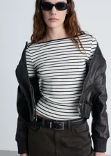 Camiseta de manga larga a rayas horizontales azul marino y blancas, con cuello barco.