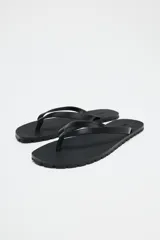 Sandalia plana de piel color negro, con tiras delanteras y suela de goma.
