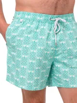 Short de baño celeste con estampado de ballenas en azul y gris. Tiene cintura elástica con cordón ajustable y bolsillos laterales.