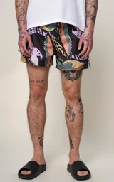 Short de baño negro con estampado de hojas en tonos verde, naranja, amarillo y violeta.