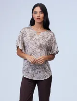 Blusa estampada con cuello redondo y escote en V, con aplique metálico y mangas cortas amplias, de la marca Ruby Rd.