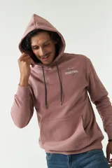 Canguro gris oscuro de felpa con capucha y cordones ajustables, bolsillo tipo canguro, puños y ruedo acanalados, y estampado en la espalda.