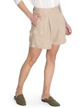 Short estilo bermuda de tiro alto color verde, confeccionado en lino orgánico, con pinzas y amplios bolsillos laterales.