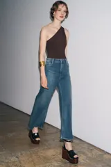 Pantalón de jean azul de corte ancho, tiro alto y largo hasta el tobillo.
