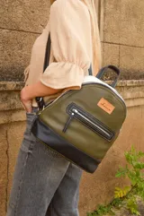 Mochila de cuero verde con detalles en blanco y negro.