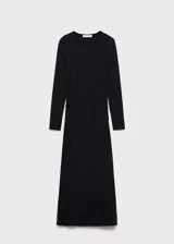 Vestido midi negro de tejido elástico, con mangas largas y diseño entallado.