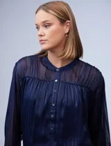 Blusa de gasa laminada azul con cuello a la base y abertura central con botones, incluye musculosa interna.