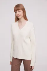 Sweater crudo con cuello en V y tejido de punto trenzado.