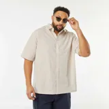 Camisa beige de manga corta con cuello clásico y corte confort fit.