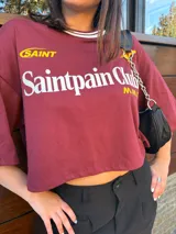 Remera azul con estampado frontal con el texto "Saintpain Club" en blanco y una estrella roja.