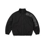 Campera negra de nylon con cierre frontal, cuello alto y bolsillos laterales. Presenta el logo de Supreme bordado en blanco en la manga derecha.