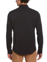 Camisa negra de manga larga con cierre de botones, puños con botón y logo bordado.