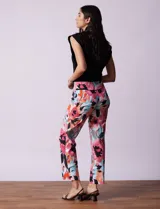 Pantalón recto de gabardina elastizada con estampado floral multicolor. Pretina ancha elastizada. Marca Zac & Rachel.