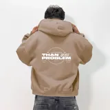 Buzo hoodie verde oscuro con corte boxy y logo estampado en el pecho.