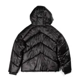 Campera puffer negra de poliéster, con capucha, cierre frontal, puños elásticos y dos bolsillos externos con cierre.