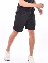 Short deportivo negro con cintura elástica y corte cómodo, ideal para actividades al aire libre.