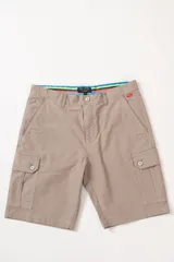 Bermuda cargo azul marino con bolsillos laterales y traseros.