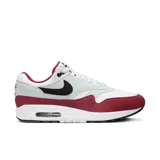 Championes Nike Air Max 1 de hombre, color blanco, gris y rojo, con logo negro en el lateral.