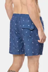 Short de baño celeste con estampado de veleros blancos, cintura elástica con cordón ajustable, dos bolsillos laterales y suspensor de malla fina.