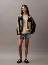 Remera color beige de algodón con logo "Calvin Klein Jeans" estampado en blanco en el pecho.