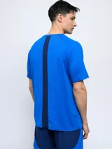 Remera de fútbol Umbro del Club Nacional de Football, modelo de entrenamiento. Diseño azul con detalles en blanco y rojo en cuello y mangas. Incluye logo de Umbro y escudo del club en el frente.