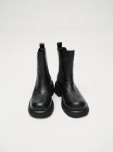 Botas negras de cuero con diseño floral en relieve, corte Chelsea, elásticos laterales, plataforma delantera de 2cm y tacón de 5,5 cm.