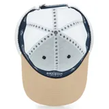 Gorra de béisbol azul marino con paneles traseros de malla blanca y visera curva. Presenta un parche bordado en el frente con el logo del Penguin Golf Club y detalles en color celeste y beige.