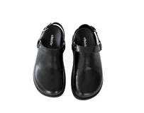 Zueco negro de cuero con diseño slingback y detalle de hebilla metálica.