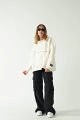 Buzo verde oscuro de corte recto y amplio, con capucha con cordones regulables y bolsillo frontal con cierre.