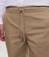 Bermuda masculina color beige de sarga, con cintura elástica ajustable con cordón y bolsillo trasero.