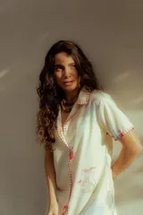 Vestido corto con solapa y bordado a mano, ideal para verano y con un diseño fresco.