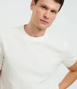 Remera de hombre color blanco, de corte regular, con cuello redondo y manga corta. Presenta textura vertical.