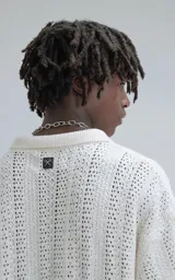 Camisa de punto abierto (crochet) color beige, manga corta y cuello polo, con calce oversize.