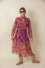 Vestido plisado de gasa estampada, con lazo en la cintura y en el cuello, de corte largo.