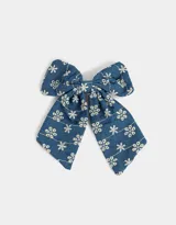 Hebilla francesa para el pelo con moño grande de denim bordado con flores blancas.