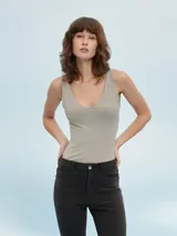 Body gris de lycra con escote en V y breteles anchos.