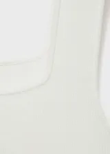Top blanco de tejido de punto fino con cuello cuadrado y tirantes anchos.