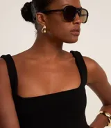 Vestido midi negro de rib con escote cuadrado y breteles anchos.